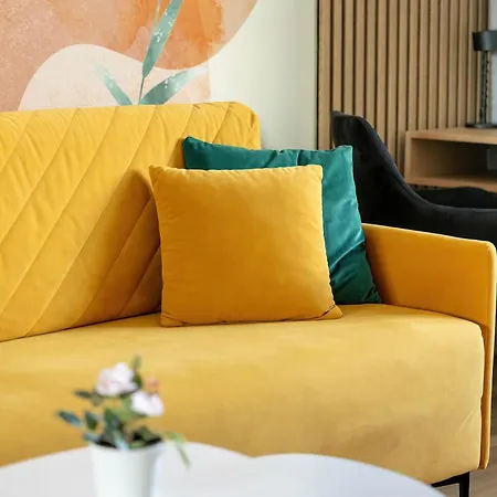 Yellow In With Air Conditioning And Desk For Remote Work By Renters דירה