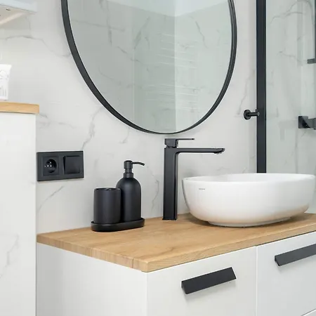 דירה Yellow In With Air Conditioning And Desk For Remote Work By Renters *