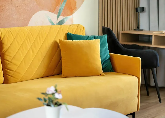 Yellow In With Air Conditioning And Desk For Remote Work By Renters 公寓