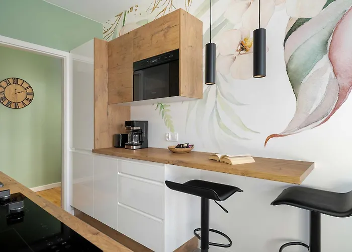 公寓 Yellow In With Air Conditioning And Desk For Remote Work By Renters 波兹南