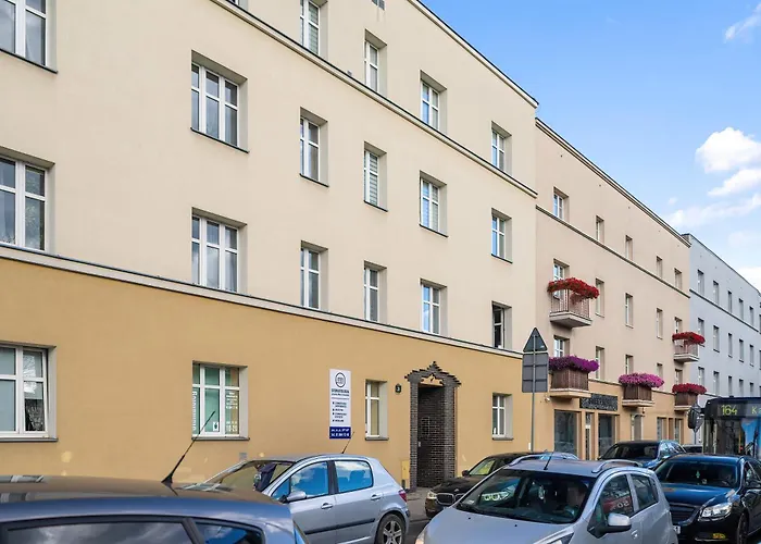 Yellow In With Air Conditioning And Desk For Remote Work By Renters 波兹南