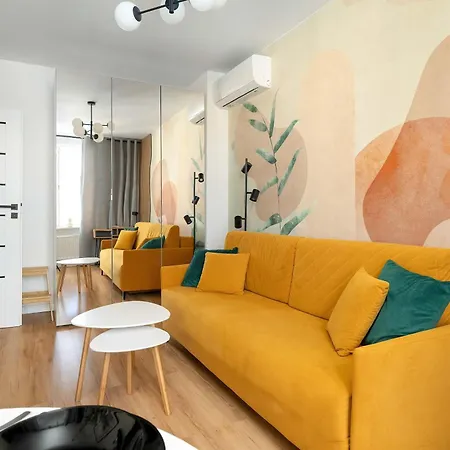 Apartamento Yellow In With Air Conditioning And Desk For Remote Work By Renters Poznań