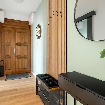 Yellow In With Air Conditioning And Desk For Remote Work By Renters 아파트 *