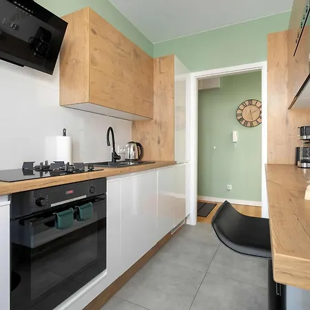 Yellow In With Air Conditioning And Desk For Remote Work By Renters * Poznań