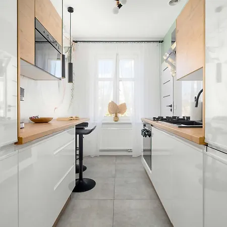 Appartement Yellow In With Air Conditioning And Desk For Remote Work By Renters