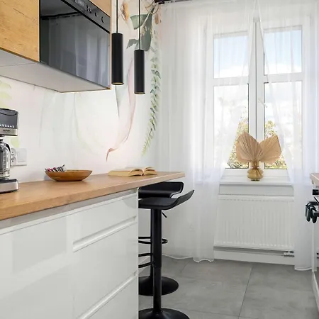 Yellow In With Air Conditioning And Desk For Remote Work By Renters * Poznań