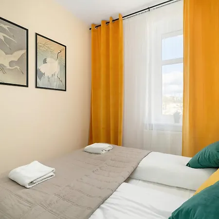 Appartement Yellow In With Air Conditioning And Desk For Remote Work By Renters Poznań