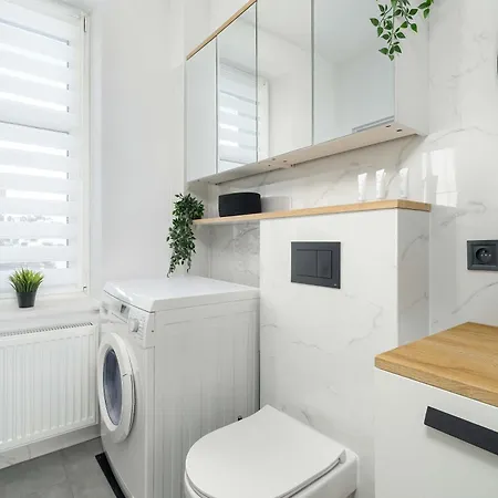 Appartement Yellow In With Air Conditioning And Desk For Remote Work By Renters *