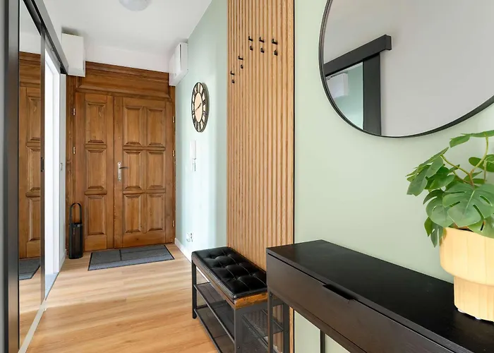 Yellow In With Air Conditioning And Desk For Remote Work By Renters 아파트 *