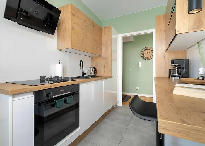 Yellow In With Air Conditioning And Desk For Remote Work By Renters * 포즈난