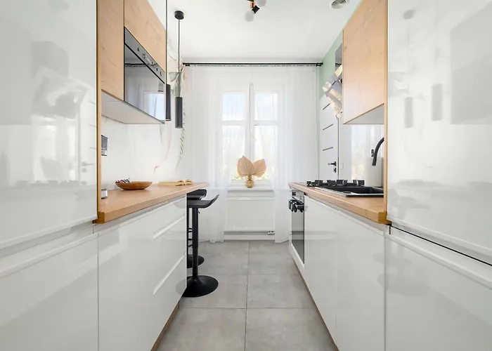 아파트 Yellow In With Air Conditioning And Desk For Remote Work By Renters