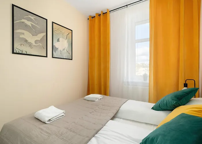 아파트 Yellow In With Air Conditioning And Desk For Remote Work By Renters 포즈난